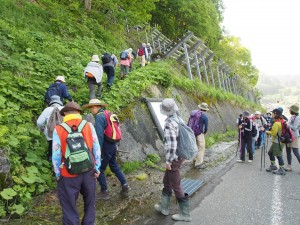 28.5.8_古道　春のハイキング01