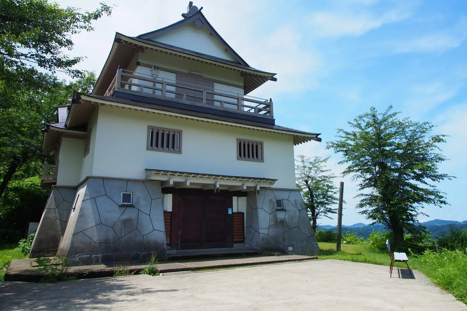 大地の芸術祭 新作3作品が登場の松代城に登ってきたよー 十日町市観光協会