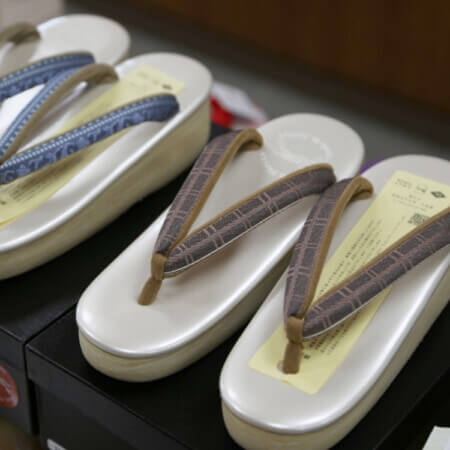 ウレタン素材の下駄は木製の物より軽量