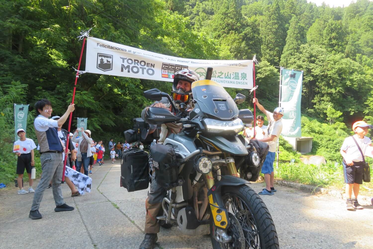 スペインからの長いバイク旅を経て松之山温泉のブラックシンボルに無事 スペインからの長いバイク旅を経て松之山温泉のブラックシンボルに無事